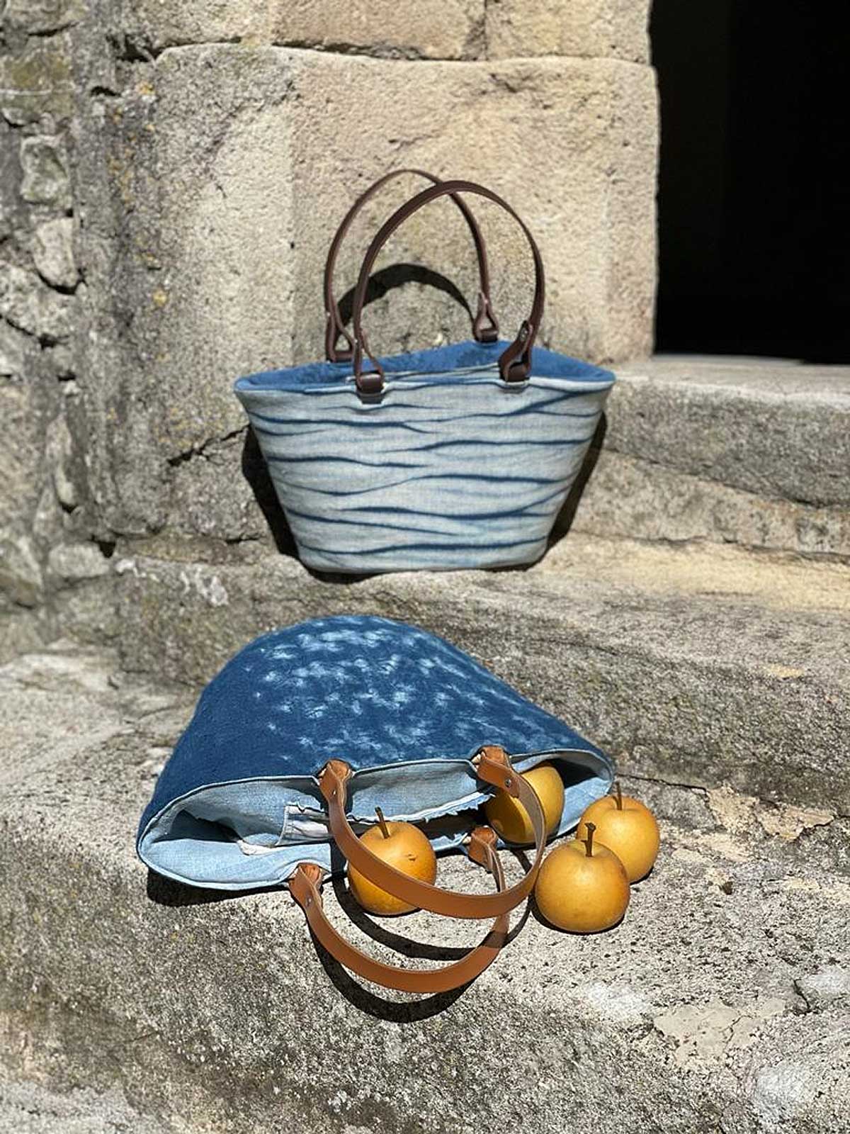 Paniers et pommes sur une marche en pierre